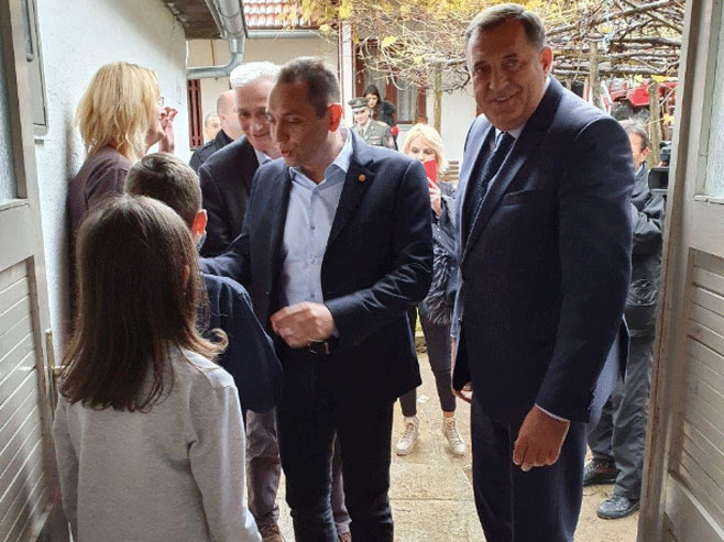 Dodik i Vulin u posjeti porodici Bajić (Foto:twitter) - 