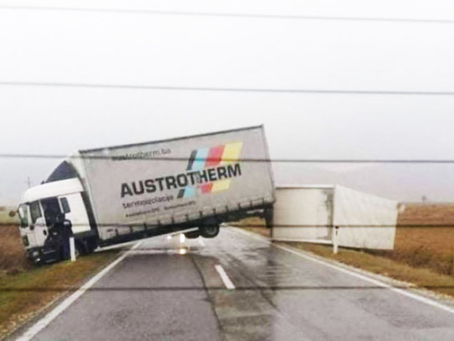U Kupresu, jak vjetar prevrnuo prikolicu kamiona - Foto: dnevni avaz