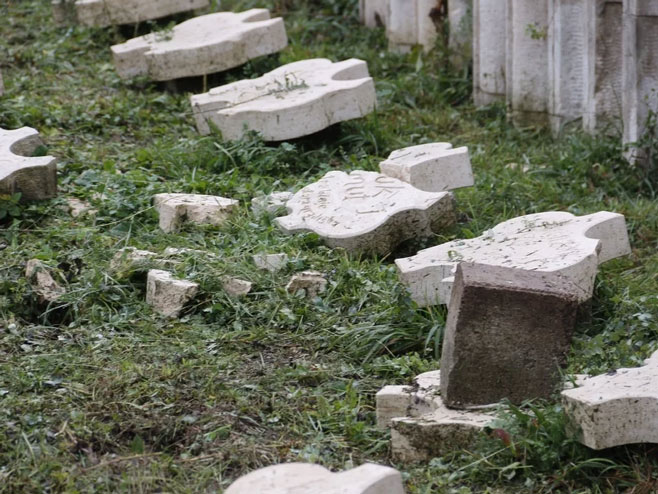 Oskrnavljeno Partizansko groblje u Mostaru - Foto: klix.ba