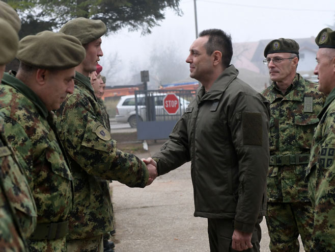 Vulin sa vojnicima (foto: Ministarstvo odbrane Srbije) - 