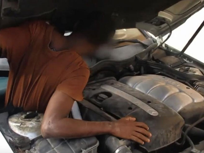Migrant pronađen kod motora - Foto: Screenshot/YouTube