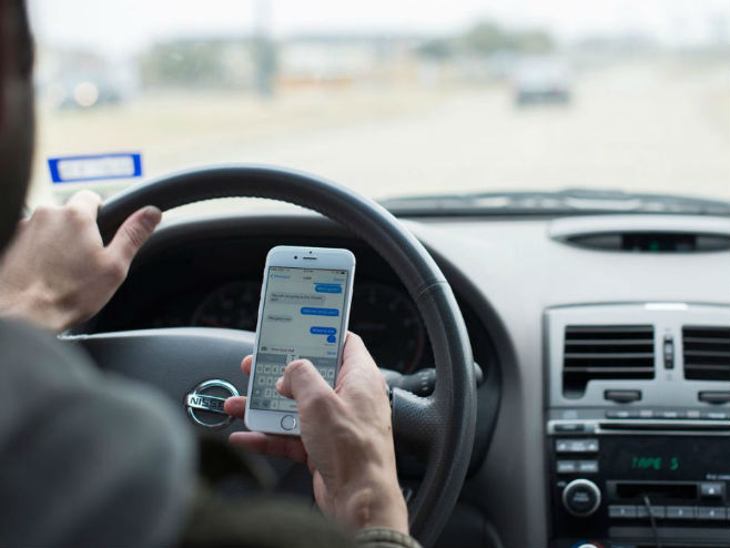 Upotreba mobilnog telefona prilikom vožnje - Foto: ilustracija