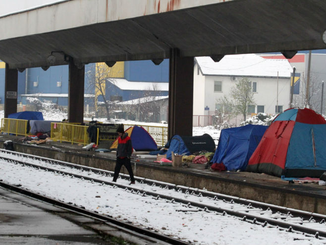 Migranti na željezničkoj stanici u Tuzli - Foto: dnevni avaz