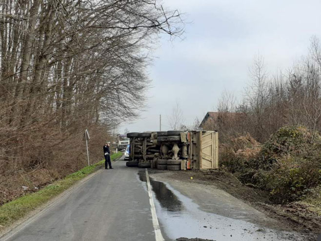 Prevrnuo se kamion na putu Gradiška – Podgradci (foto:mojagradiška) - 