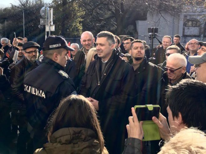 Boško Obradović ispred ulaza u Aberdarevoj - Foto: RTS