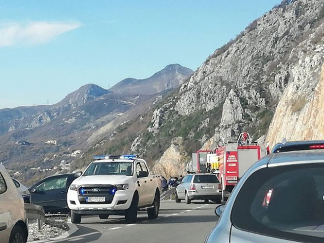 Automobil sletio u provaliju na putu Cetinje–Budva (foto:rtcg) - 