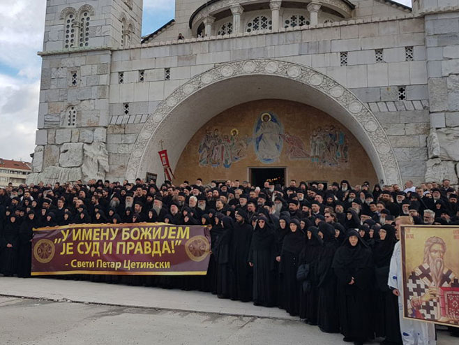 Sveštenici ispred hrama (foto: Sputnik / Nebojša Popović) - 