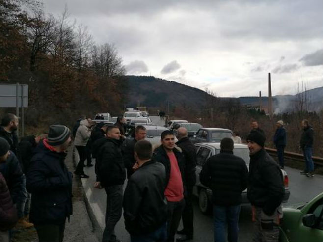 Blokada puta Bijelo Polje - Berane (Foto: Tufik Softić) - 