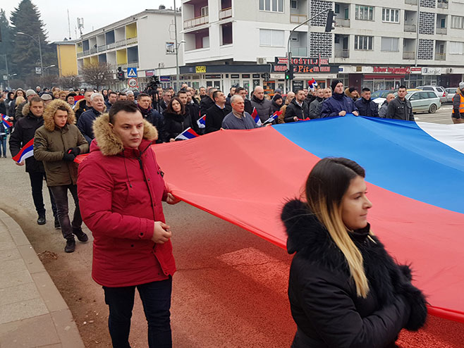 Doboj: Mladi pronijeli zastavu Republike Srpske - Foto: SRNA