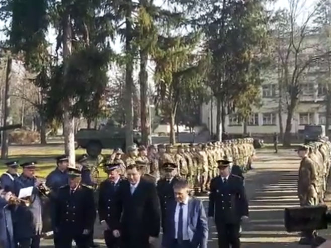 Treći pješadijski Republika Srpska puk uz Marš na Drinu dočekao Dodika - Foto: RTRS