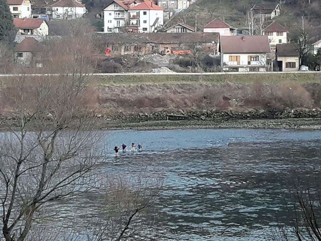 Migranti prelaze Drinu - Foto: SRNA