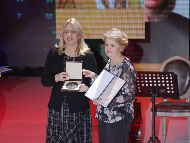 Željka Cvijanović - uručena nagrada - Foto: RTRS