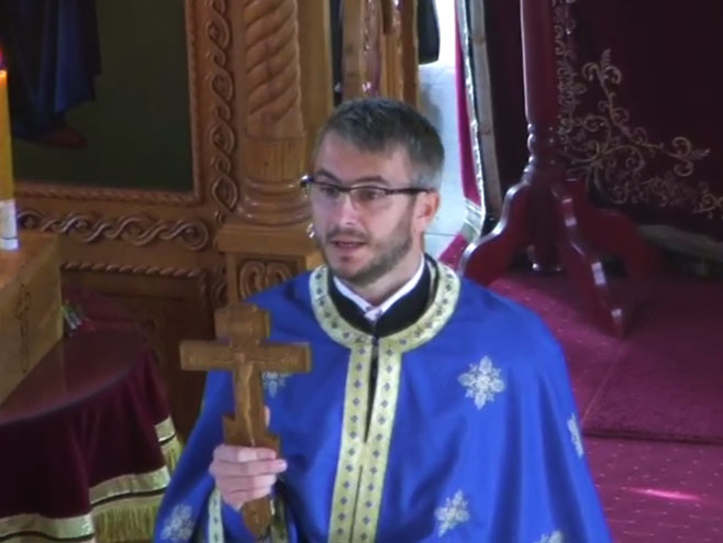 Sveštenik Miladin Mitrović - Foto: Screenshot/YouTube