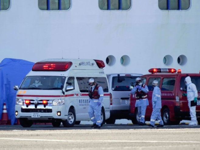 Stručnjaci ispred broda "Diamond Princess" (foto: AP / Koji Harada / Kyodo News) Stručnjaci ispred broda "Diamond Princess" (foto: AP / Koji Harada / Kyodo News) -