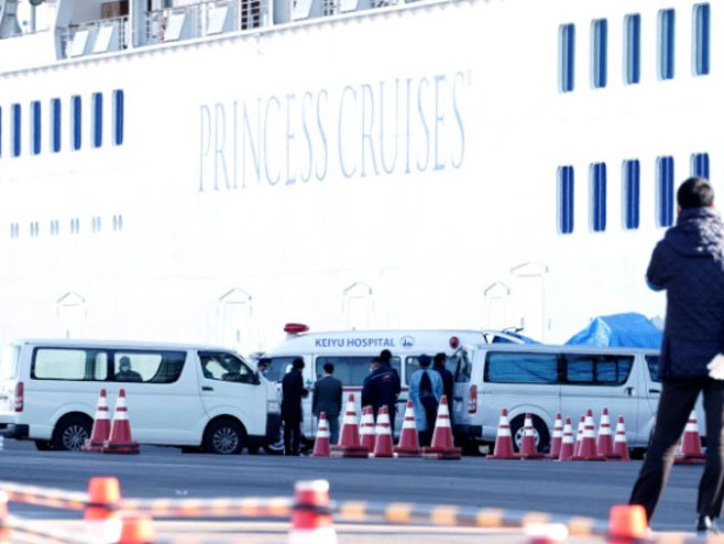 Brod "Diamond Princess" usidren ispred luke Јokohama (foto: AP / Eugene Hoshiko) - 