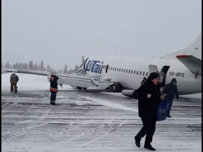 Turbulentno sletanje ruskog aviona po zaleđenoj pisti (foto:@RT_com) - 