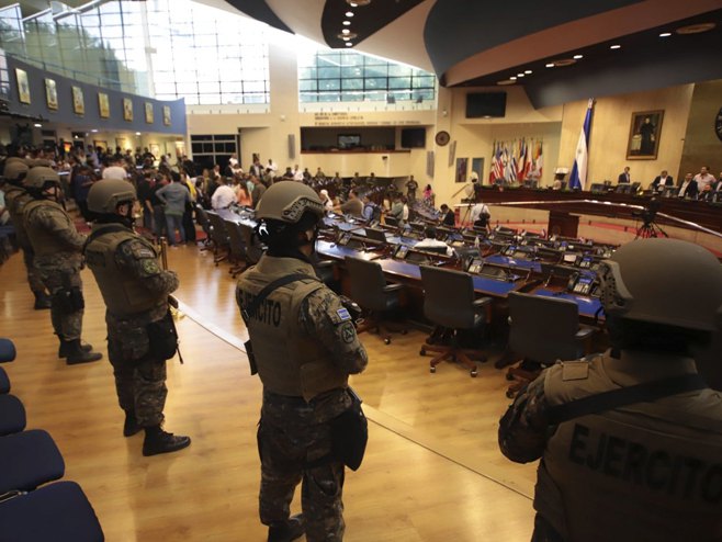 Naoružana policija u parlamentu El Salvadora (Foto: Salvador Melendez/Associated Press) - 