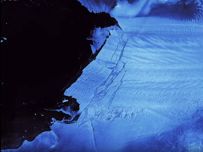 Odlomljena santa leda (foto: Youtube / European Space Agency) - 