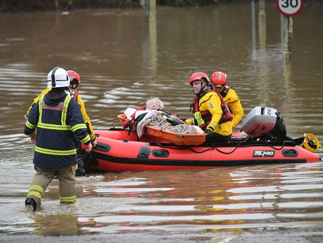 Poplave u Velikoj Britaniji (foto: Tanjug / AP) - 