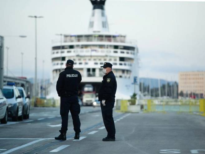U luku Split uplovio brod iz Ankone (Foto:  Tom Dubravec/HANZA MEDIA) - 