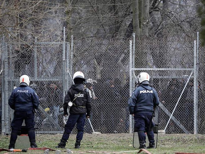Grčka policija i migranti (foto:kathimerini.gr) - 