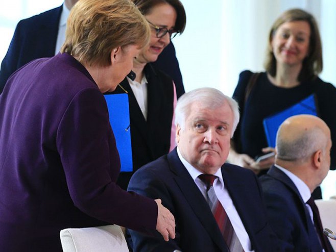 Njemački ministar unutrašnjih poslova odbio da se rukuje sa Merkelovom - Foto: Twitter