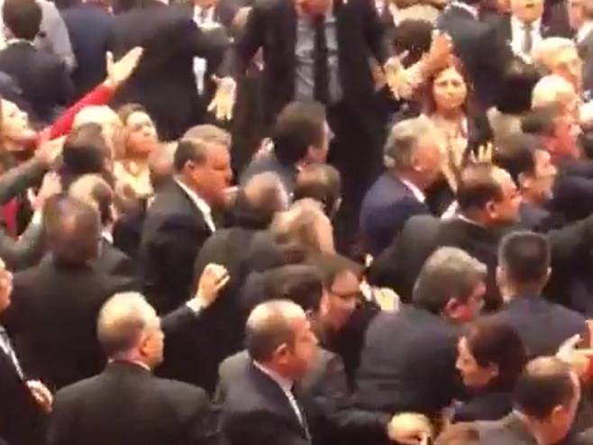Tuča u turskom parlamentu - Foto: Twitter