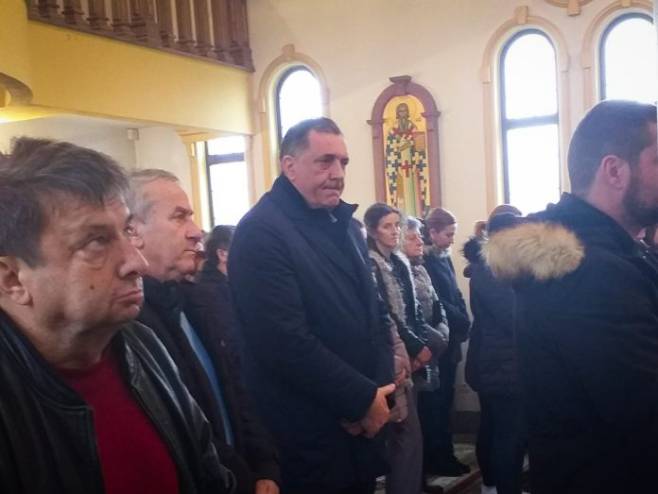 Dodik na liturgiji u Mrčevcima (foto:Argumenti.rs) - 