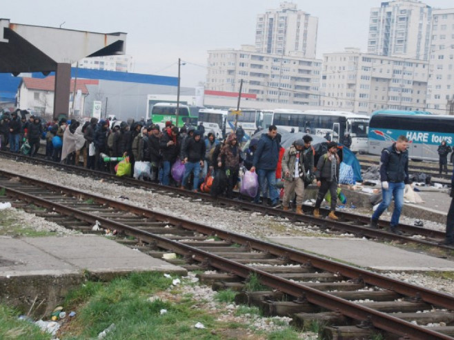 Migranti na željezničkoj stanici u Tuzli (Foto: A. Bajrić) - 