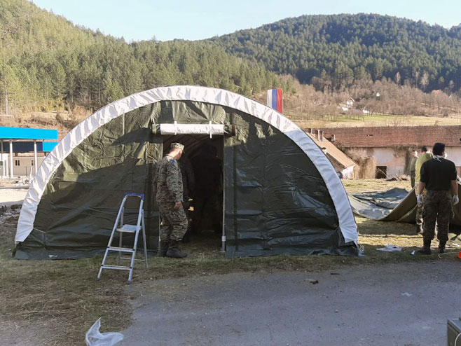 U Vardištu kod Višegrada postavljeni šatori za karantin - Foto: SRNA
