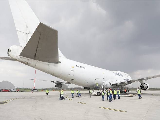 Transportni avion  sa opremom(foto: europa.rs) - 