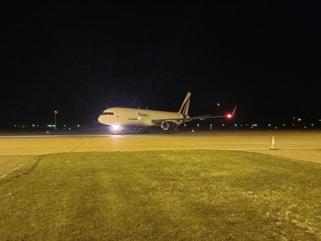 Avion sa mobilnom bolnicom sletio na Aerodrom Banja Luka - Foto: RTRS