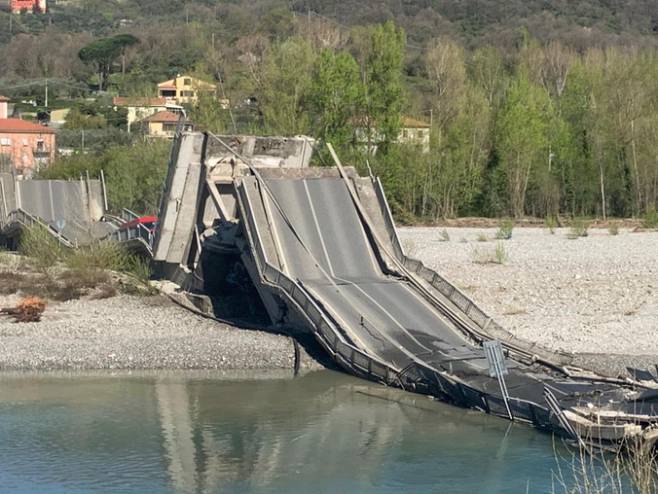 Urušen most u Italiji (foto:telenord.it) - 