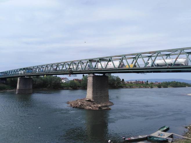 Granični prelaz Gradiška, kamioni blokirali most na Savi - Foto: RTRS