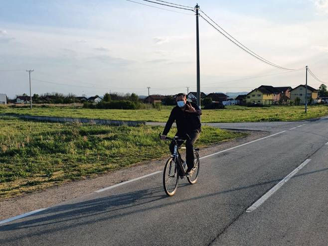 Dodik u rekreativnoj vožnji biciklom Dodik u rekreativnoj vožnji biciklom - Foto: SRNA
