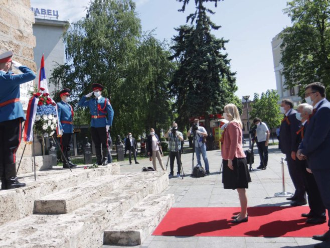 Zvaničnici Srpske, polaganje vijenaca - Foto: RTRS