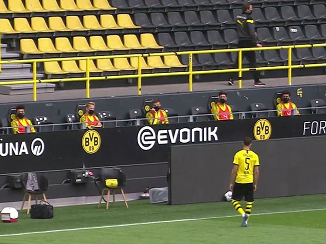 Rezervni igrači Borusije Dortmund sjede sa zaštitnim maskama - 