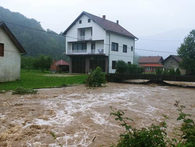 Poplave u Stuparima kod Lukavca (Foto: Facebook) - 