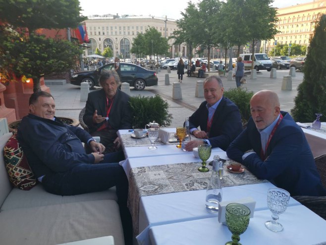 Moskva - Dodik i Kusturica sa saradnicima - Foto: SRNA