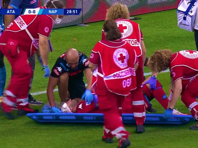 Teška povred glave golamana Napolija - Foto: Screenshot
