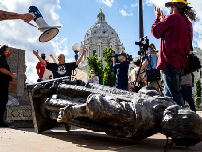 Srušena statua Kolumba u Sent Polu, Minesota - Foto: AP