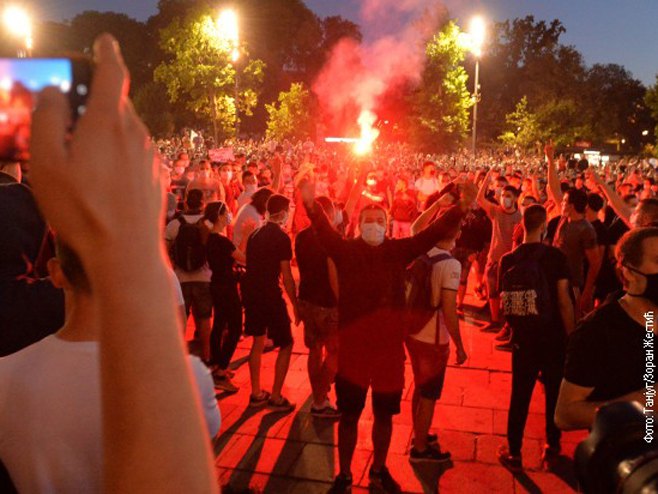Beograd: demonstranti - zapaljene baklje - 