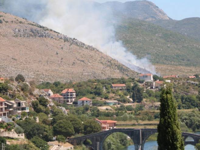 Izbio požar na izlazu iz Trebinja - Foto: nezavisne novine
