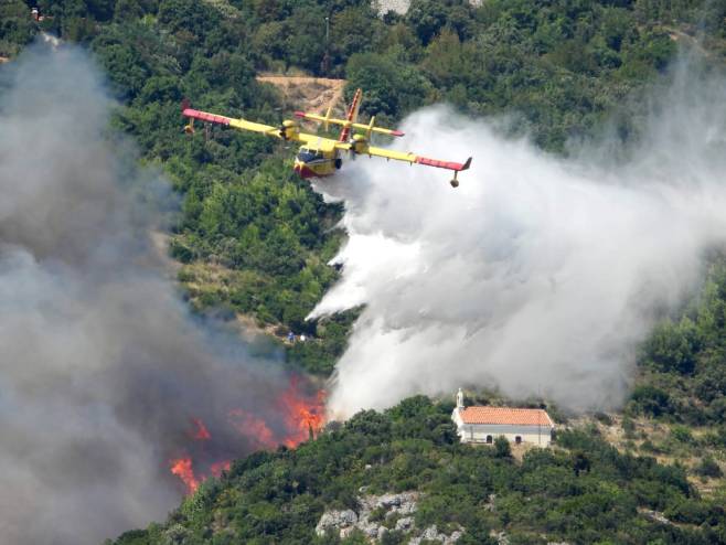 Kanader gasi požar (foto: Mijo Jaredić) - 