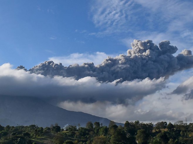 Proradio vulkan u Indoneziji (foto:skynews) - Foto: RTRS