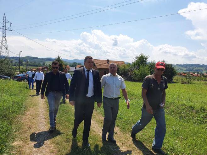 Miloš Lučić posjetio izbjeglička naselja Sjever i Ravno Polje u opštini Ugljevik - Foto: RTRS