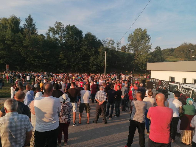 Građani protiv nove lokacije za smještaj migranata (Foto:radiovkladusa.ba) - 