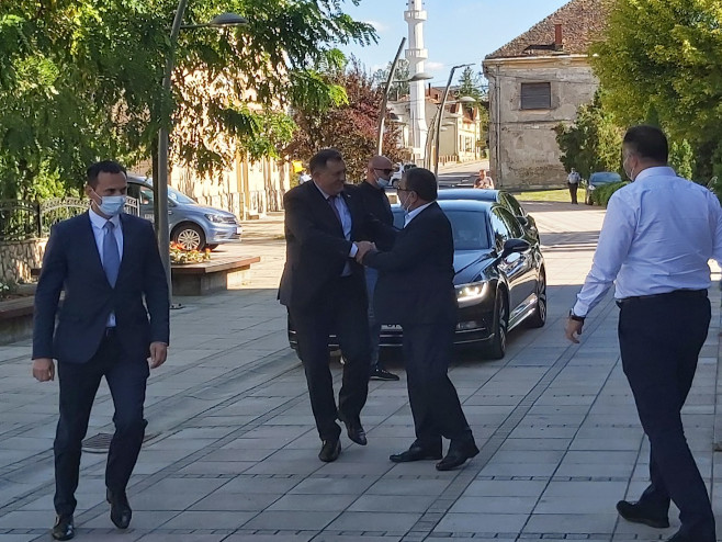 Dodik u posjeti opštini Derventa - Foto: RTRS