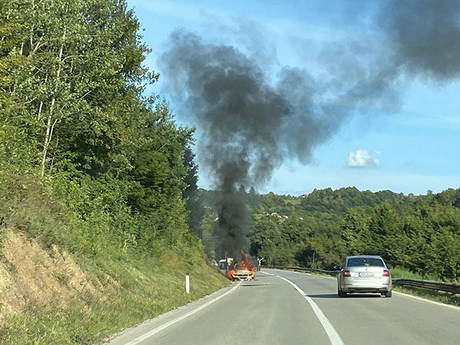 Zapaljen automobil - Foto: RTRS