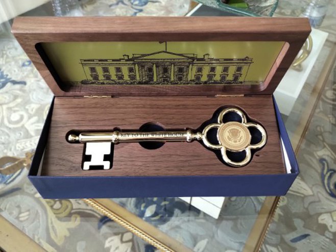 Ključ koji je dobio Vučić od Trampa - Foto: RTS